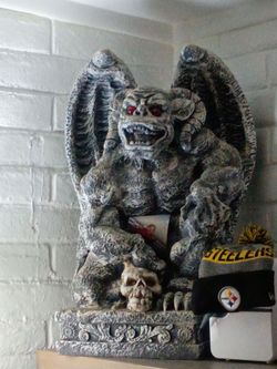2 gargoyles eyes light up red