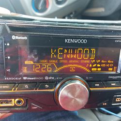 STEREO KENWOOD CD AUX USB BLUETOOTH CAMBIA DE DIFERENTES COLORES GOOD CONDICIÓN ABLO ESPAÑOL 