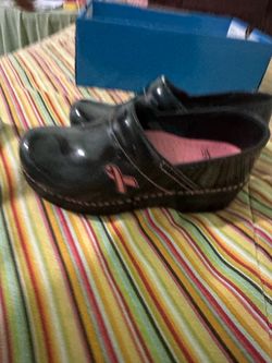 Nursing shoes size 6