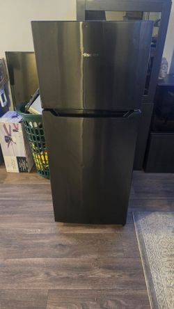 HISENSE 2 DOORS MEDIUM SIZE FRIDGE LIKE NEW $100****