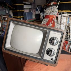 1985 10inch GE vintage TV