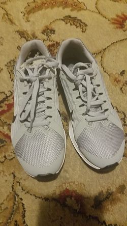 Girl's New Nike Shoe size 4