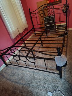 Brand new sturdy bed frame full with design never used