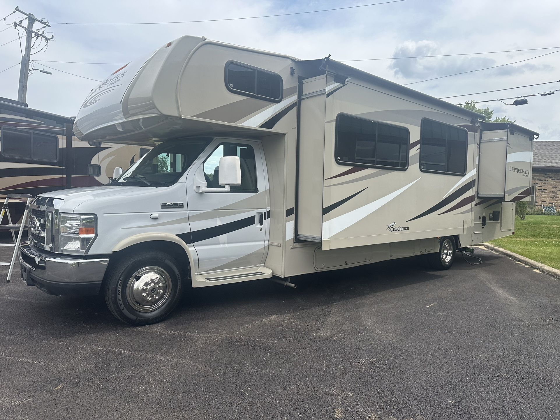 2016 Coachmen Leprechaun 319MB