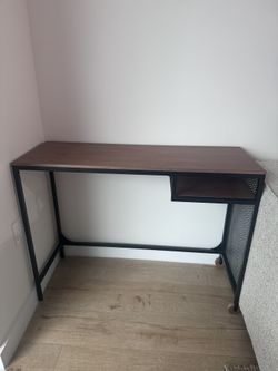 Office desk // Escritorio