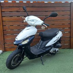 50 CC SNOW WHITE SCOOTER (GREAT CONDITION)