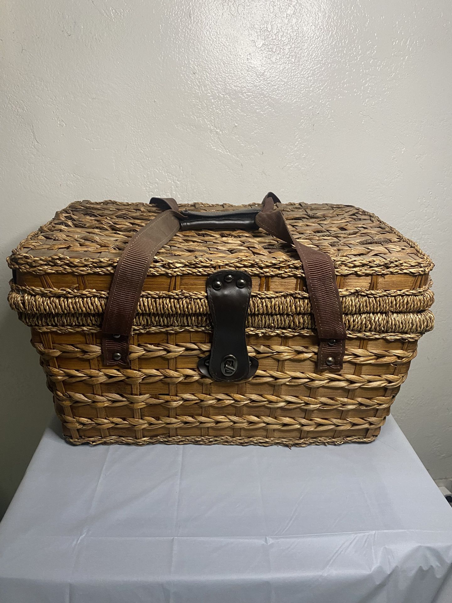 Wicker Picnic Basket Set With Cooler Compartment