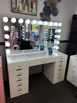 White Hollywood Vanity Desk with Lighted Mirror