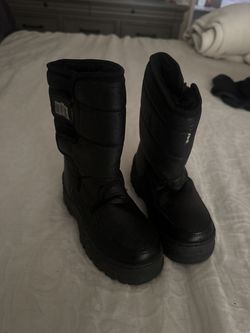 Snow boots