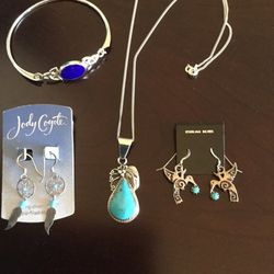 Accessorize with Silver Jewelry 🌸🛍 Silver bracelet & earrings & necklace . Come visit chose what you like !