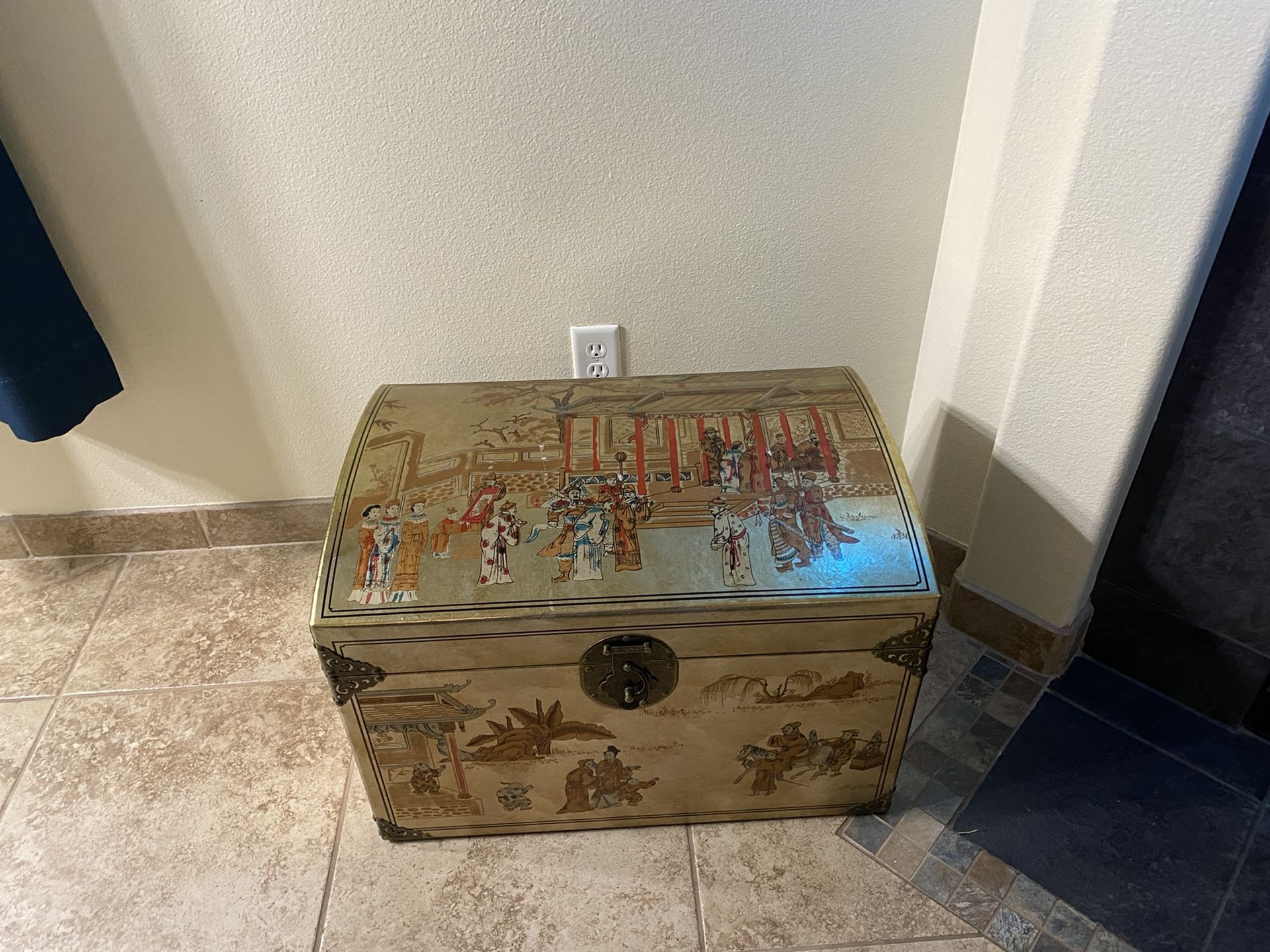 Beautiful gold Storage Accent chest trunk