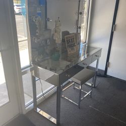 Vanity $699! With Stool! ❤️📱❤️