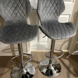Taburetes de bar tapizados en terciopelo 