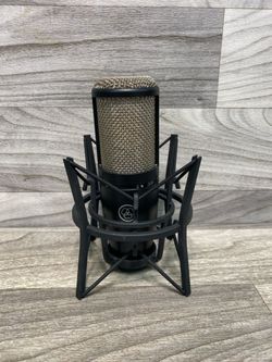 AKG P220 Microphone W/Case+Stand (A1D025956)