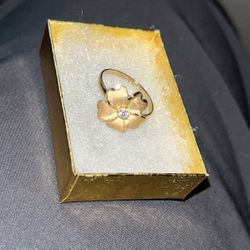 WOMANS GOLD RING