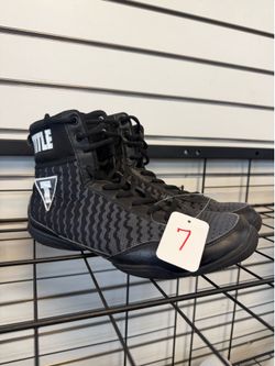 TITLE Boxing Predator II Shoes size 7 used