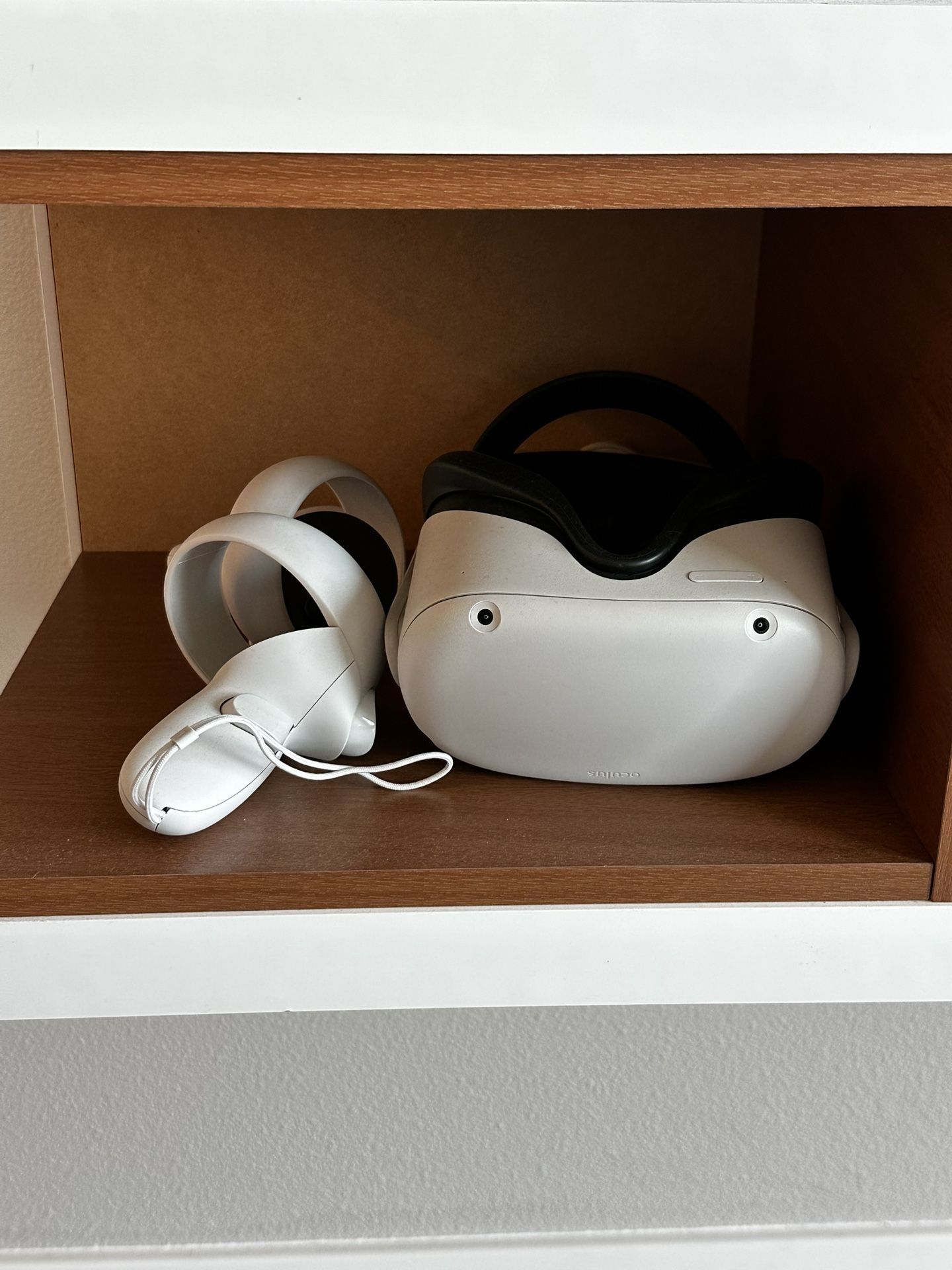 Oculus Meta Quest 2 VR headset With Pro Strap