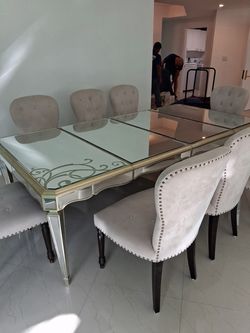 Luxury Beautiful Extendable Mirrored Dining table with 8 Chairs