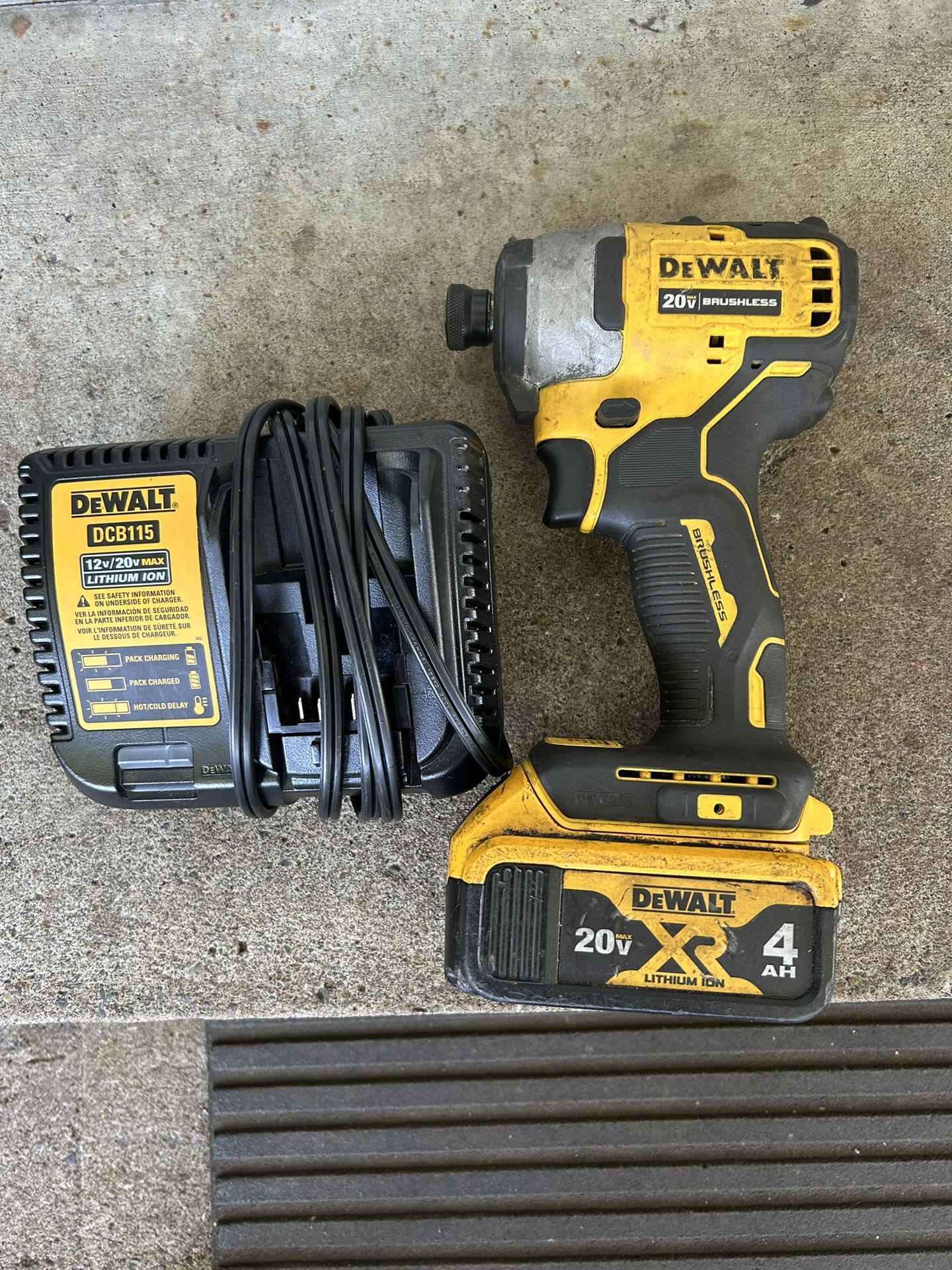 DeWalt 1/4” cordless impact driver w/ battery