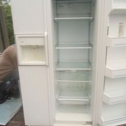 GE Side By Side Refrigerator 25.2 Cu. ft.