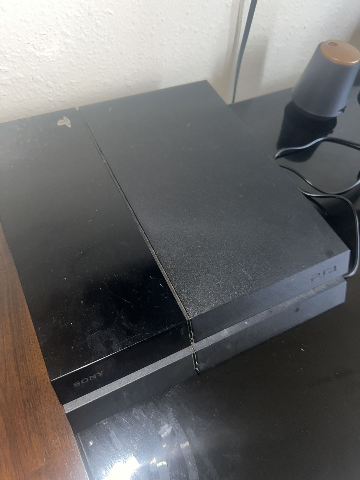 PlayStation 4 W/controllers