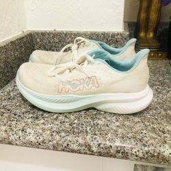 Woman’s Tennis Shoes 