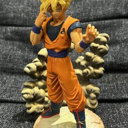 Super Saiyan Goku Figure