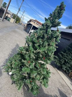 Christmas Tree 7.5 Ft