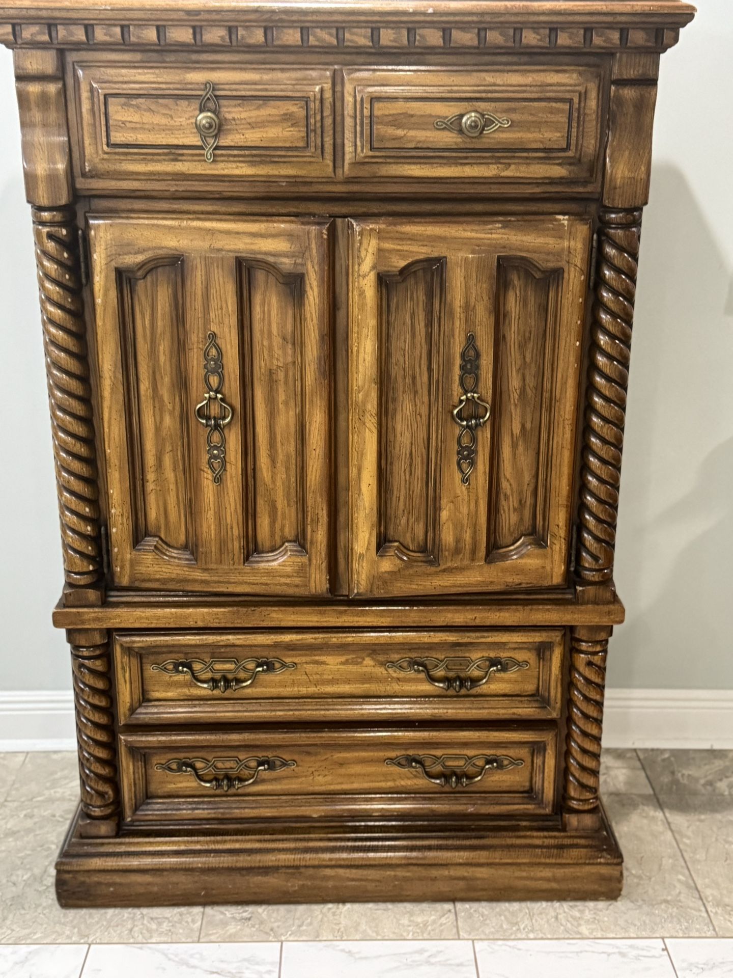 Real wood H-59” W-16” L-37” Mussing one midlle drawers for that reason selling for