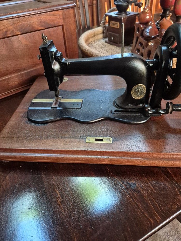 Singer Sewing Machine( Real), Selling As House Decor