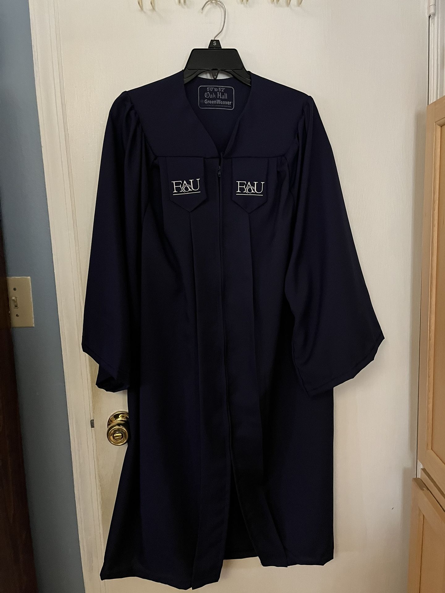FAU Graduation Cap and Gown (Bachleor’s Degree)