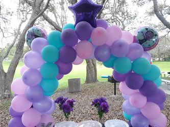 Tabletop balloon arch and columns