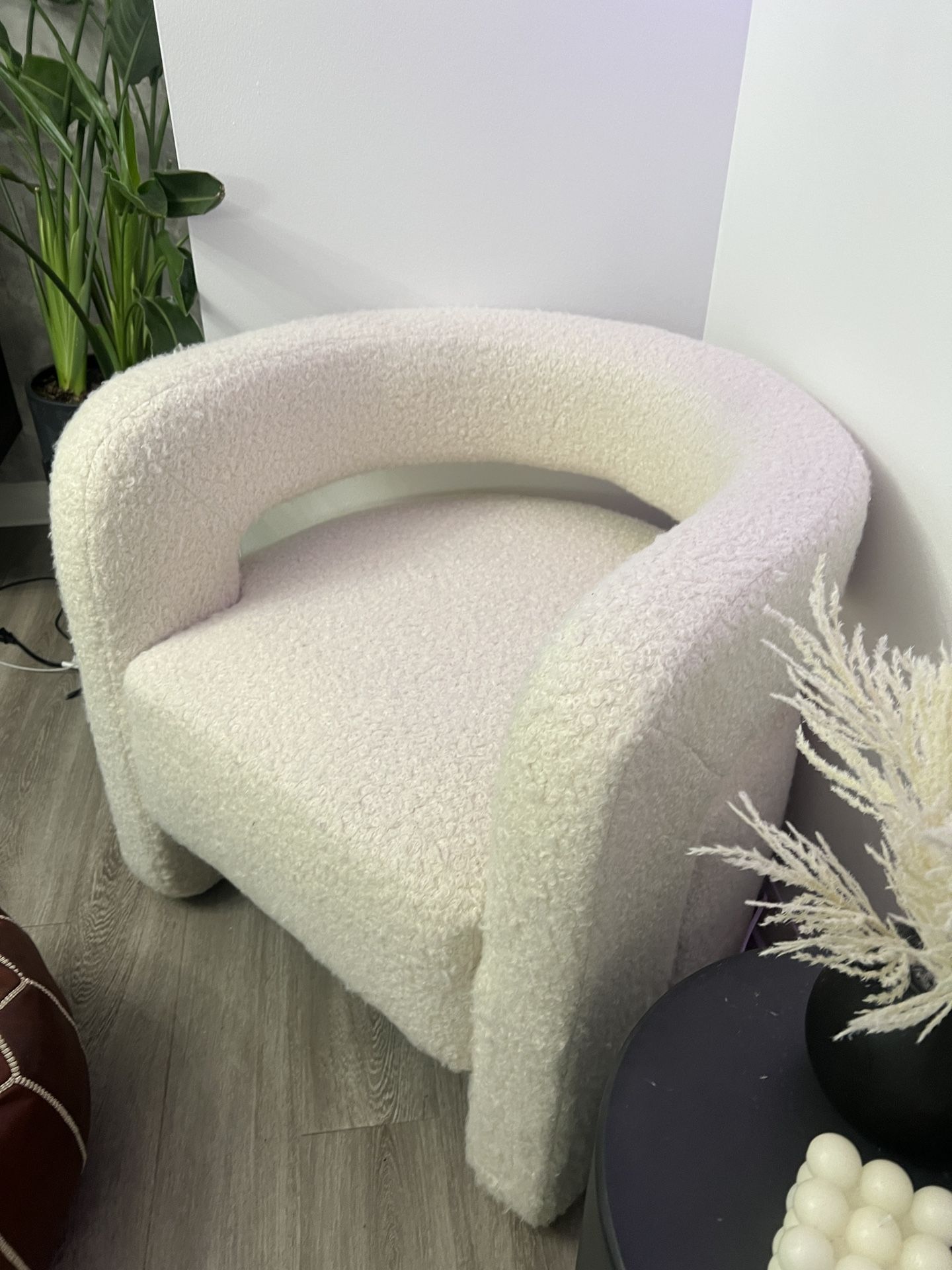 Wide Barrel 29” Boucle Cream / White Chair