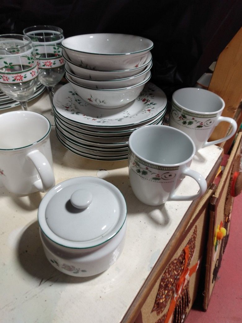 NEW Vintage Christmas Dining Set Plates Bowls Cups