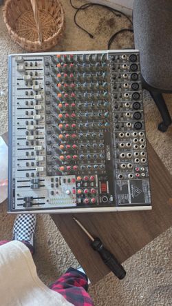 Behringer X2222USB