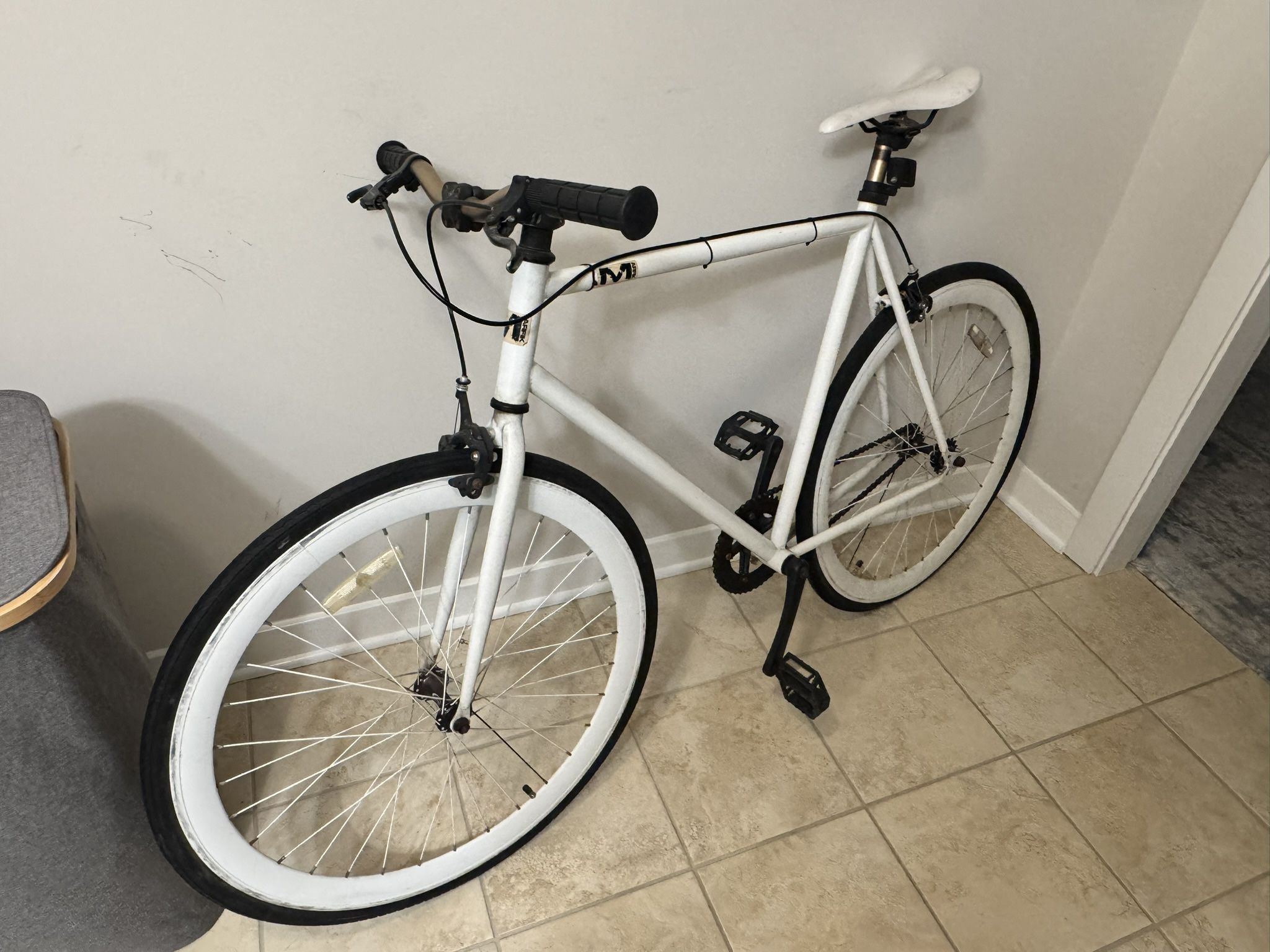 🚴‍♂️✨ White City/Hybrid Bike + Air Pump — $100 (Firm)