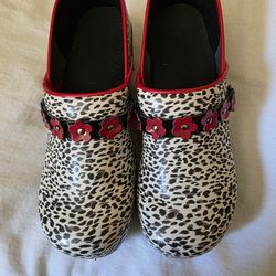 Sanita Nursing Clogs Leopard Print Patent Size 41 (US 10) – Like New