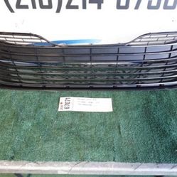 2018 - 2019 - 2020 - 2021 TOYOTA CAMRY LE XLE FRONT LOWER BUMPER GRILLE OEM AW67071