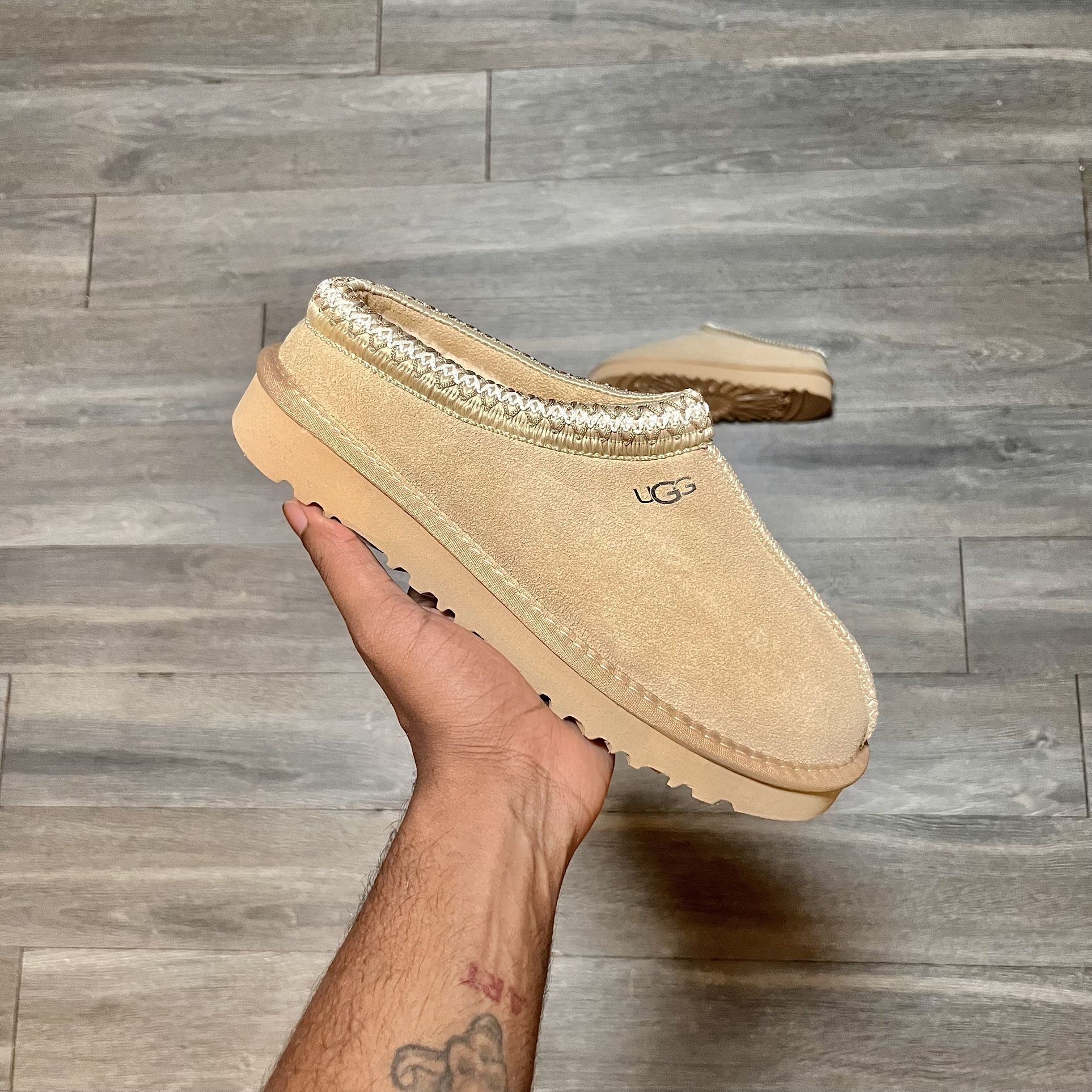 Uggs Women’s Slippers Tan & Cream