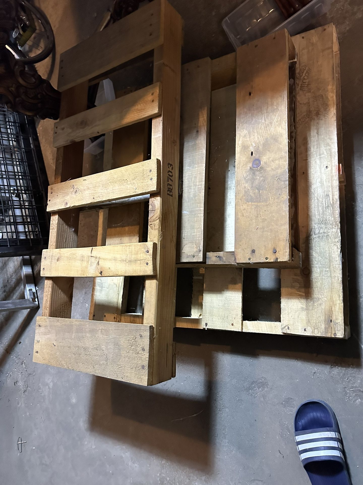 Solid Thick Wood Pallets 3 Sizes