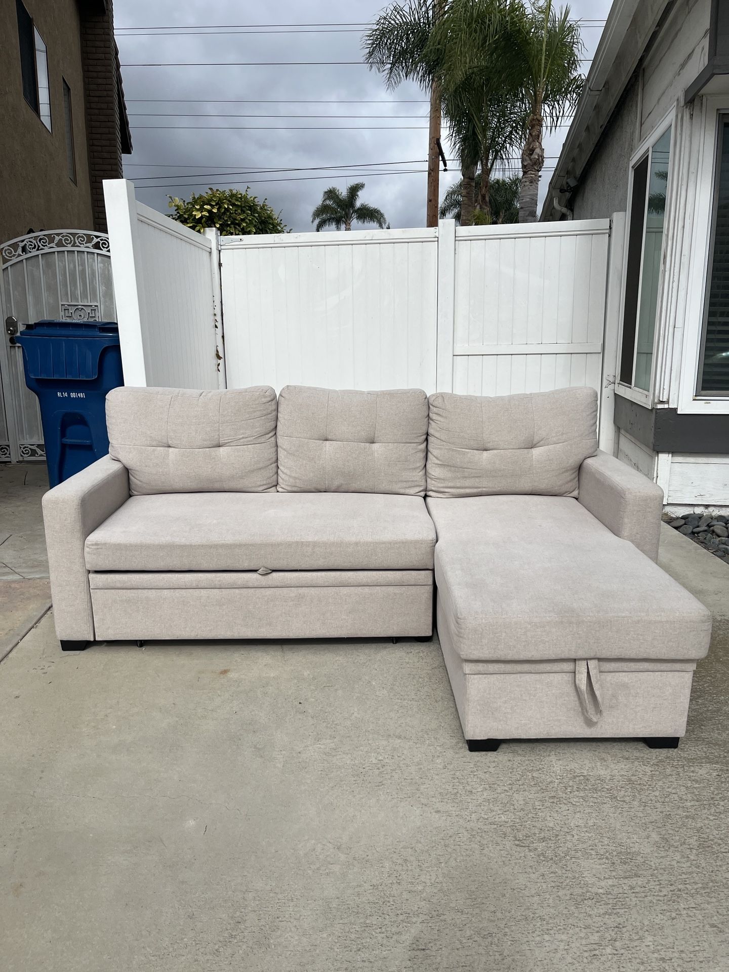 Beige Sleeper Couch Sectional (Free Delivery 🚚)