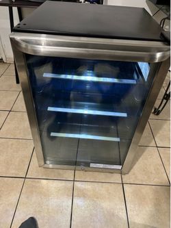 Frigidaire 138 12 oz. Can Capacity Beverage Center