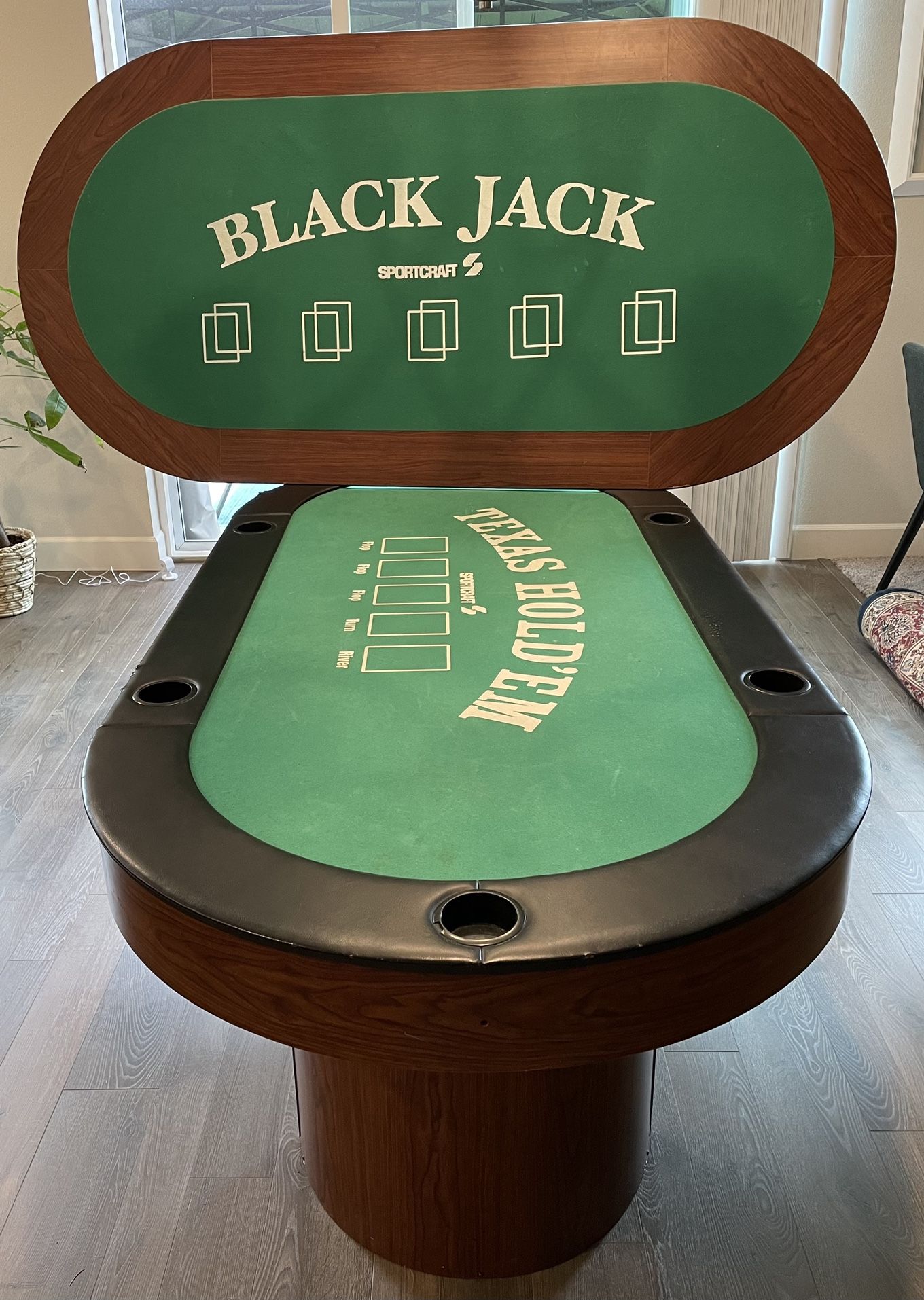 Poker Blackjack And dining room table all in one