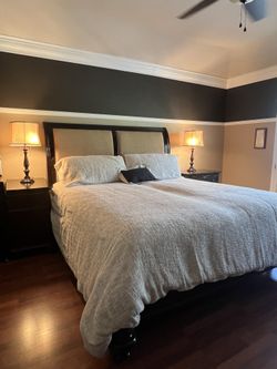 Beautiful Solid Wood  5 Piece Cal King Bedroom Set