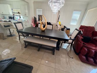 Rooms To Go Sillsbee Place Black 6-Piece Rectangular Dining Set