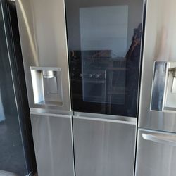 LG brand refrigerator, 36 cm wide by 68.5 cm high and 29 cm deep. It has an ice maker and a water dispenser. Everything works perfectly. 3-month warra