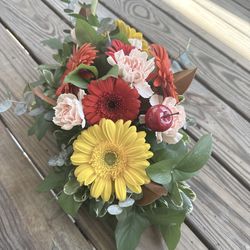 Fresh Floral Arrangement – Handcrafted – Limited Stock Arreglo floral fresco – Hecho a mano – Stock limitado