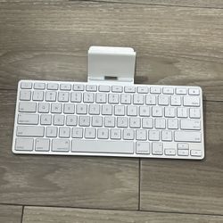 Apple iPad Keyboard Dock – 30-Pin Connector – With Stand