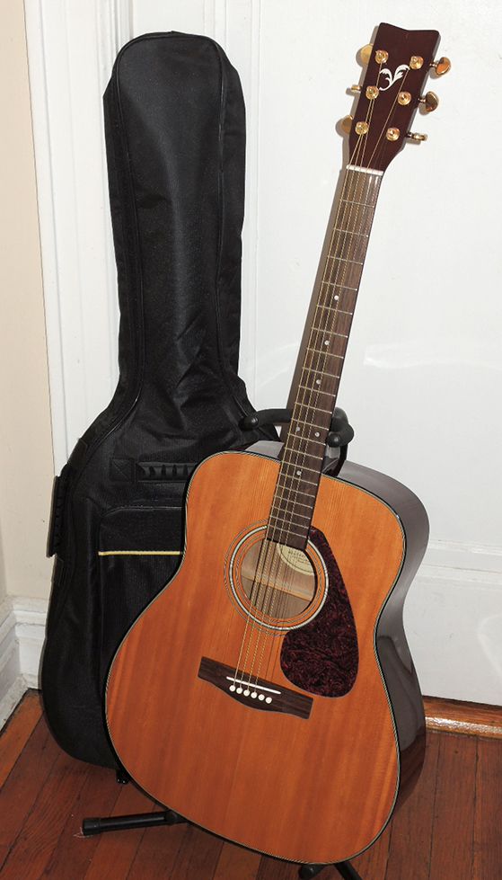 Yamaha F335 Acoustic Guitar + Gigbag