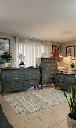 VERY NICE BEDROOM SET FOR SALE! IN GREAT CONDITION, SOLID WOOD, DELIVERY AVAILABLE